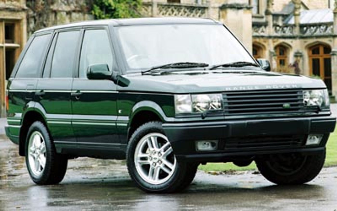 Hero image of a new Range Rover Vogue (2002) price & specs available with CarExpert deals.