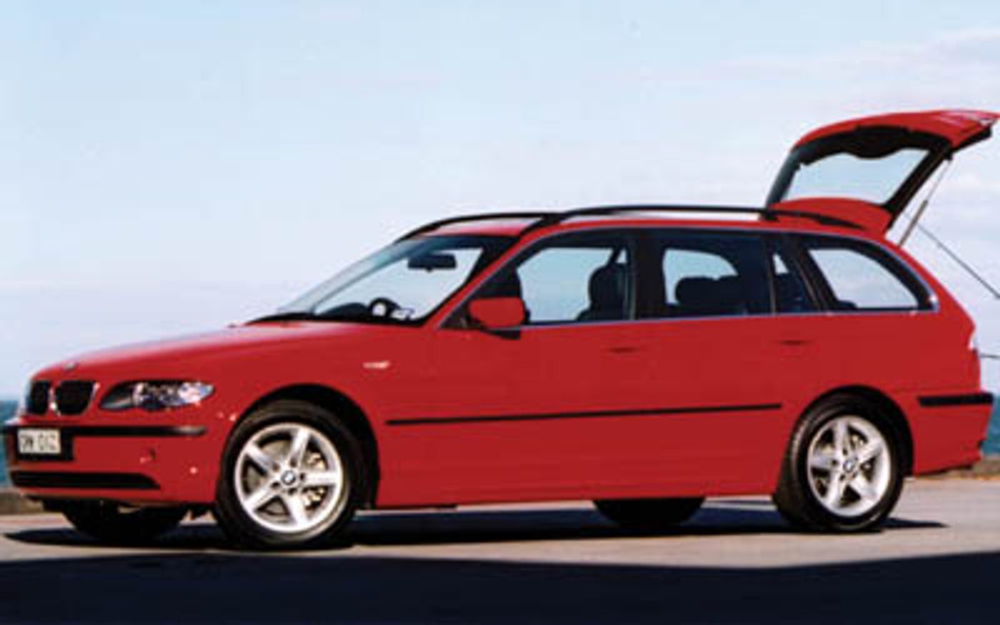 Hero image of a new BMW 3 Series 320i (2002) price & specs available with CarExpert deals.