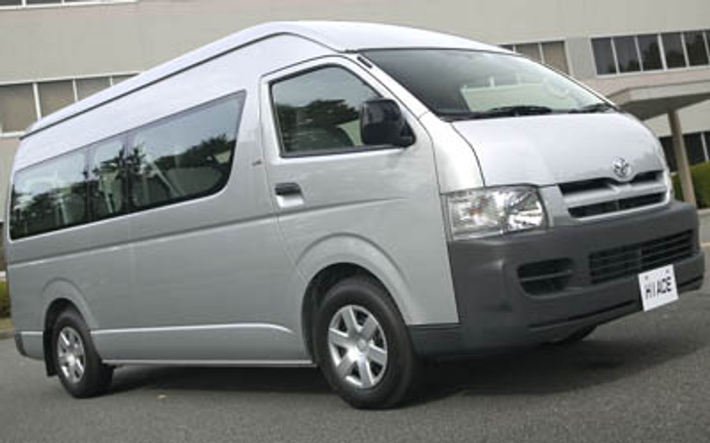Hero image of a new Toyota HiAce Commuter (2005) price & specs available with CarExpert deals.