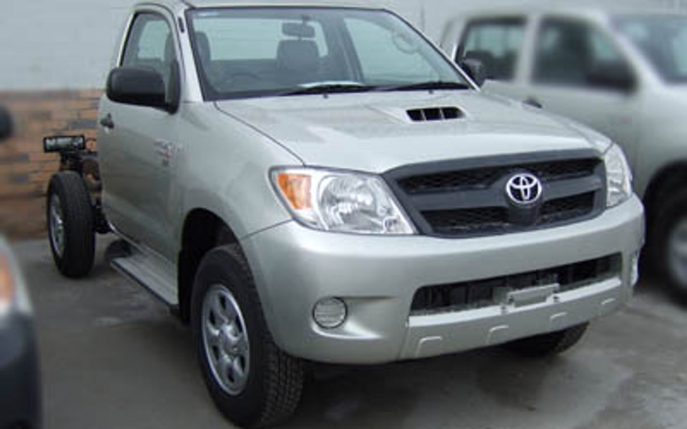 Hero image of a new Toyota HiLux SR (2005) price & specs available with CarExpert deals.