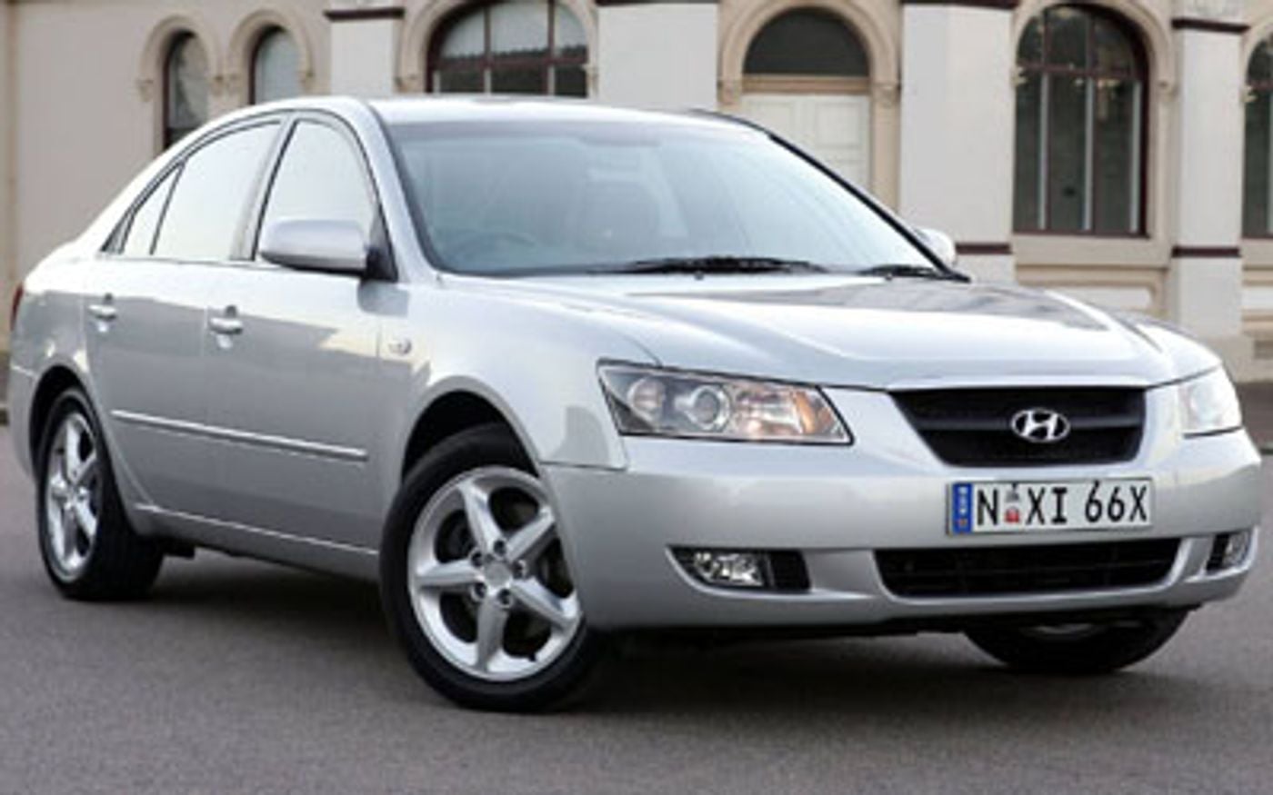 Hero image of a new Hyundai Sonata Elite (2005) price & specs available with CarExpert deals.