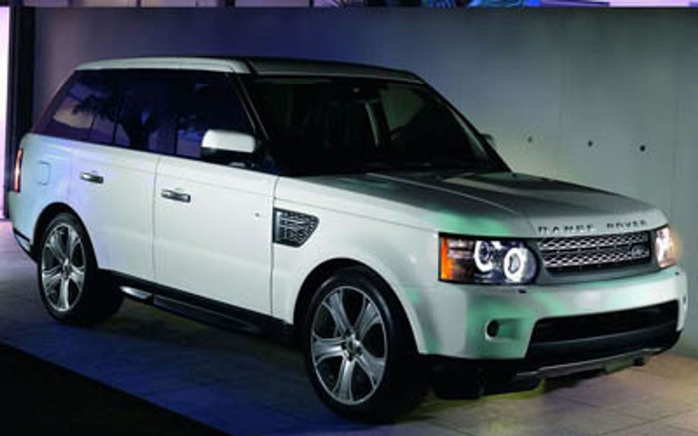 Hero image of a new Range Rover Sport Base (2010) price & specs available with CarExpert deals.