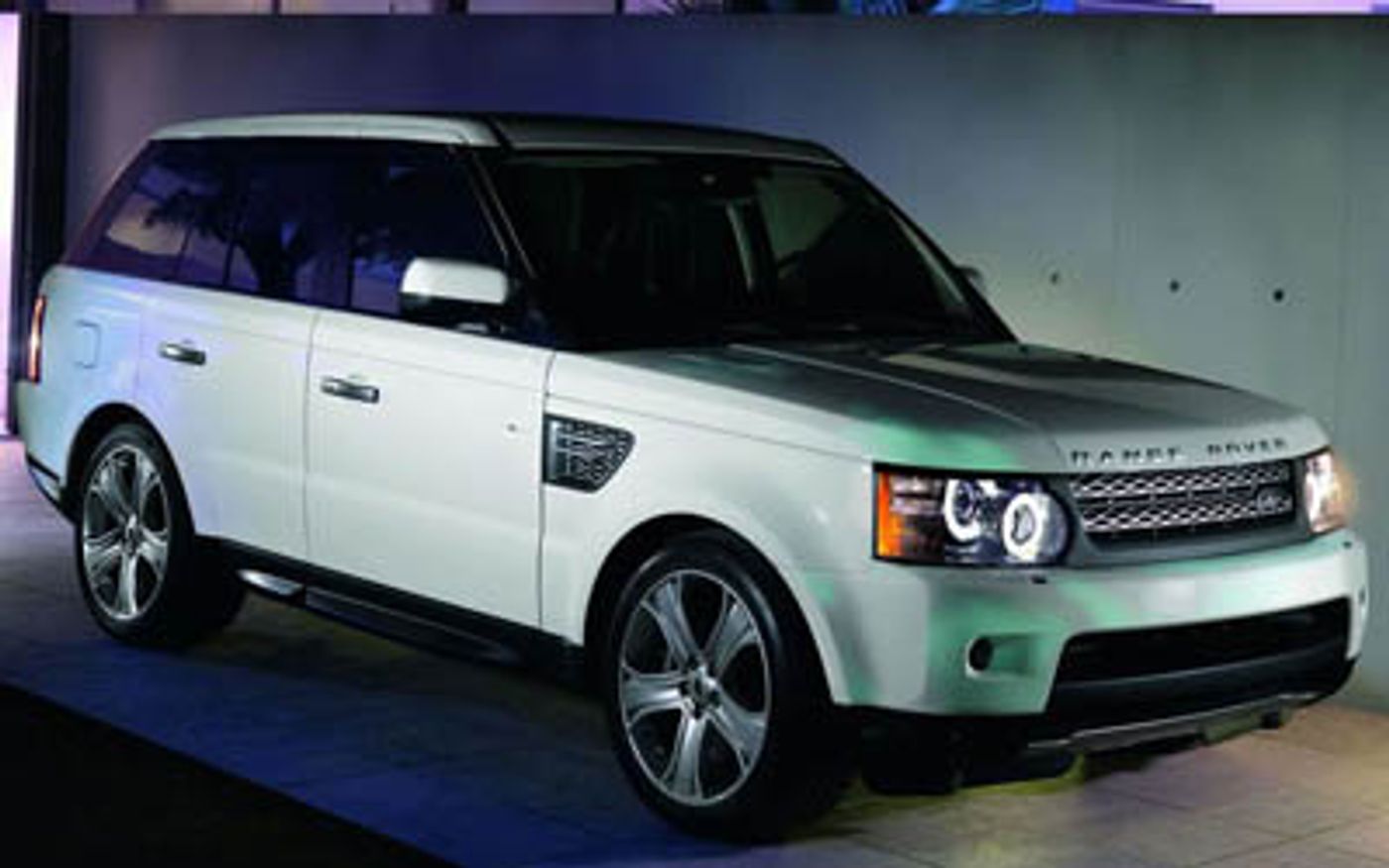 Hero image of a new Range Rover Sport Base (2010) price & specs available with CarExpert deals.