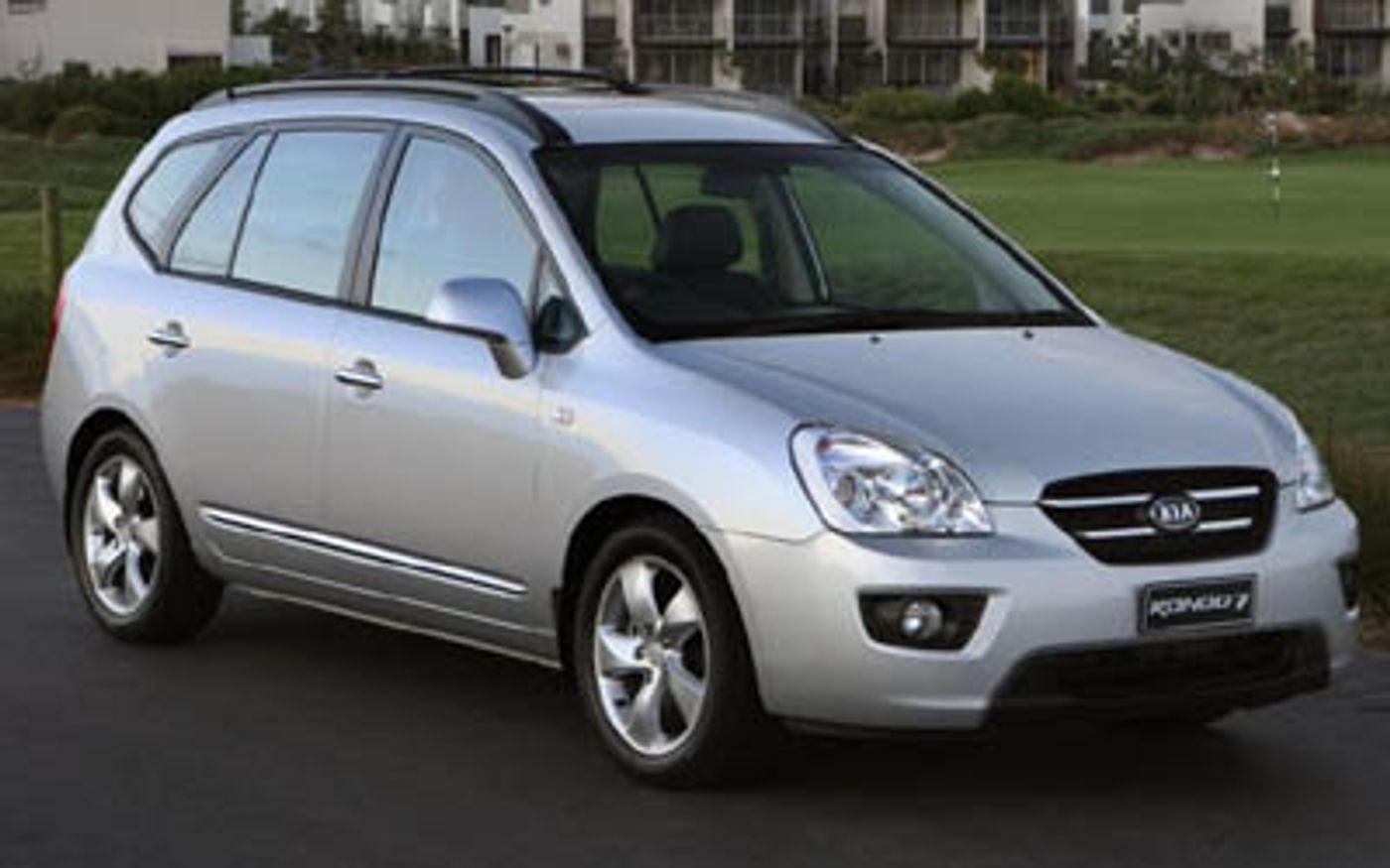 Hero image of a new Kia Rondo Ex-L (2008) price & specs available with CarExpert deals.