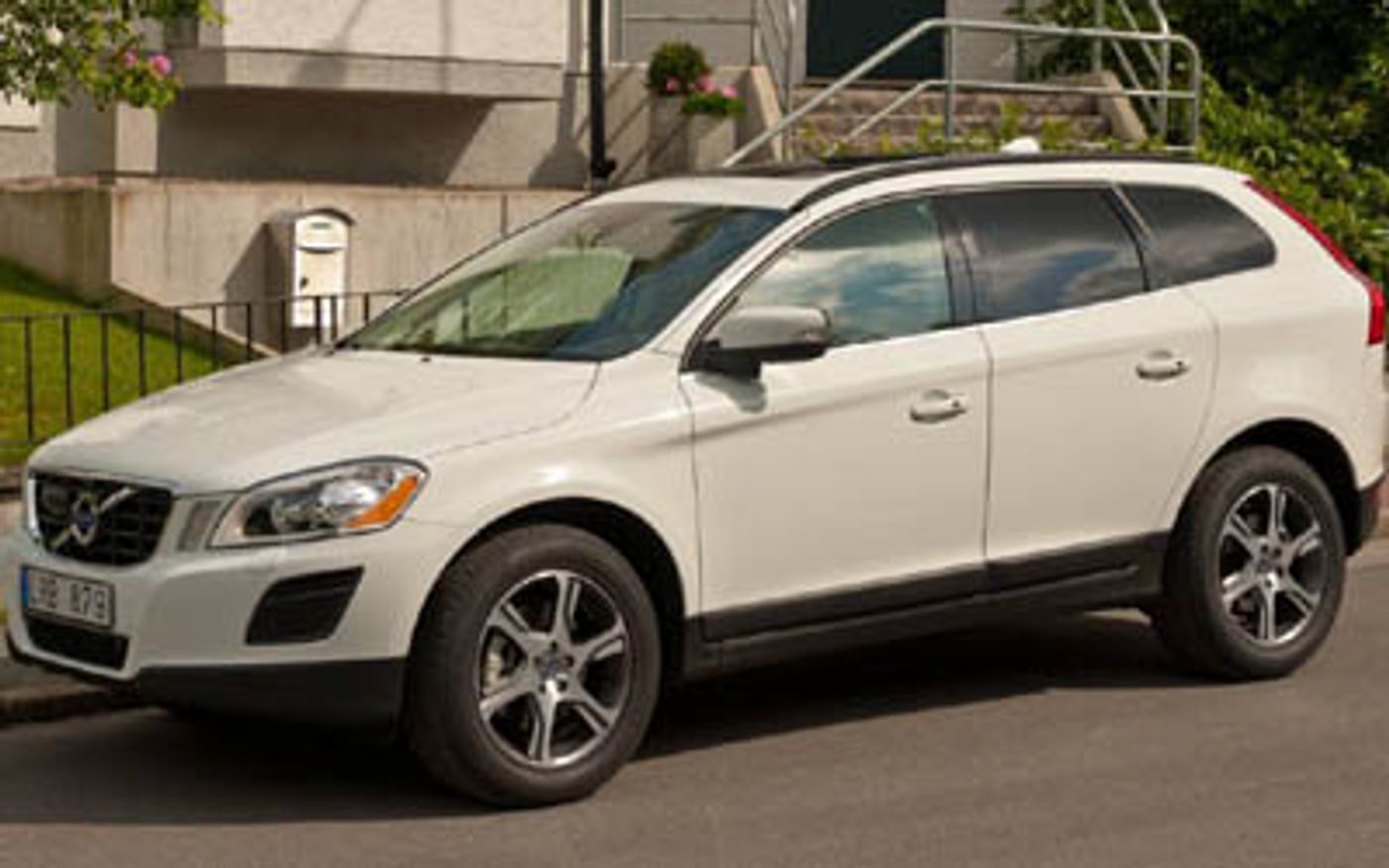 Hero image of a new Volvo XC60 Base (2012) price & specs available with CarExpert deals.
