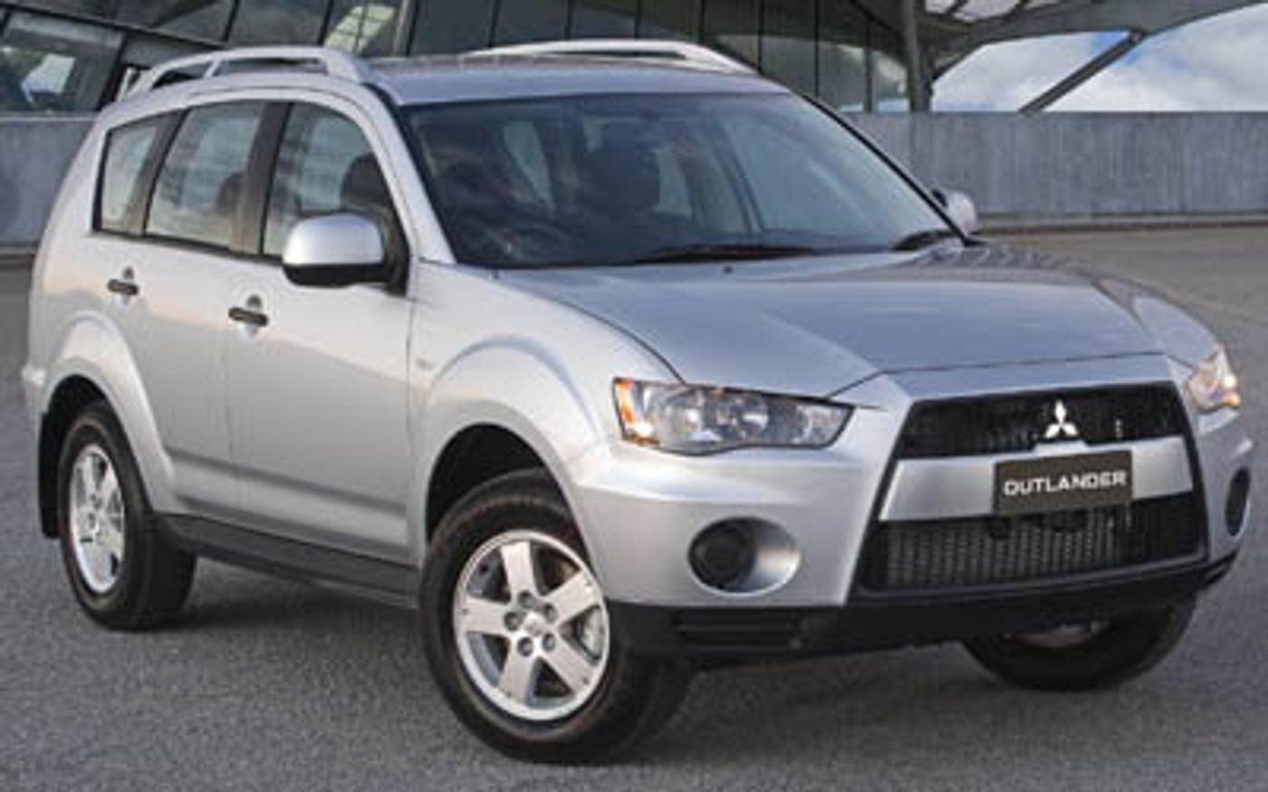 Hero image of a new Mitsubishi Outlander LS (2011) price & specs available with CarExpert deals.