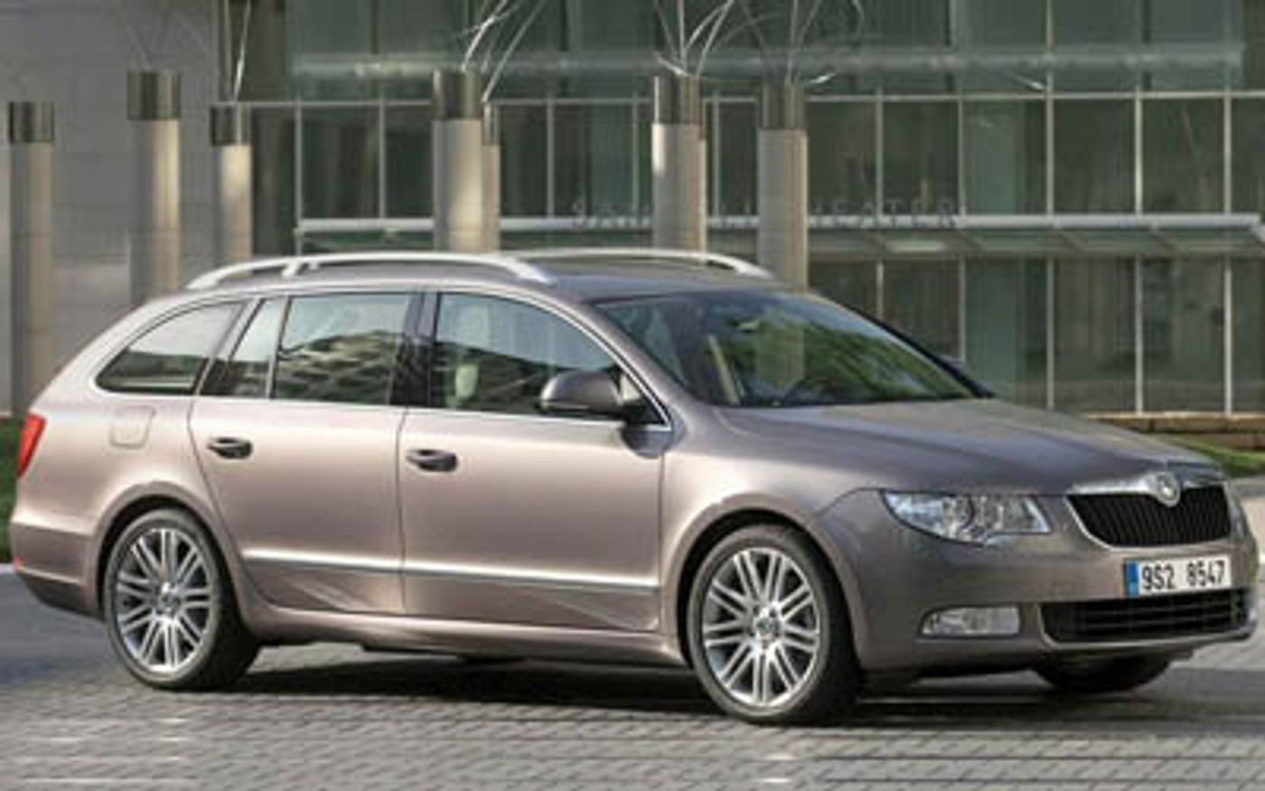 Hero image of a new Skoda Superb Ambition (2011) price & specs available with CarExpert deals.