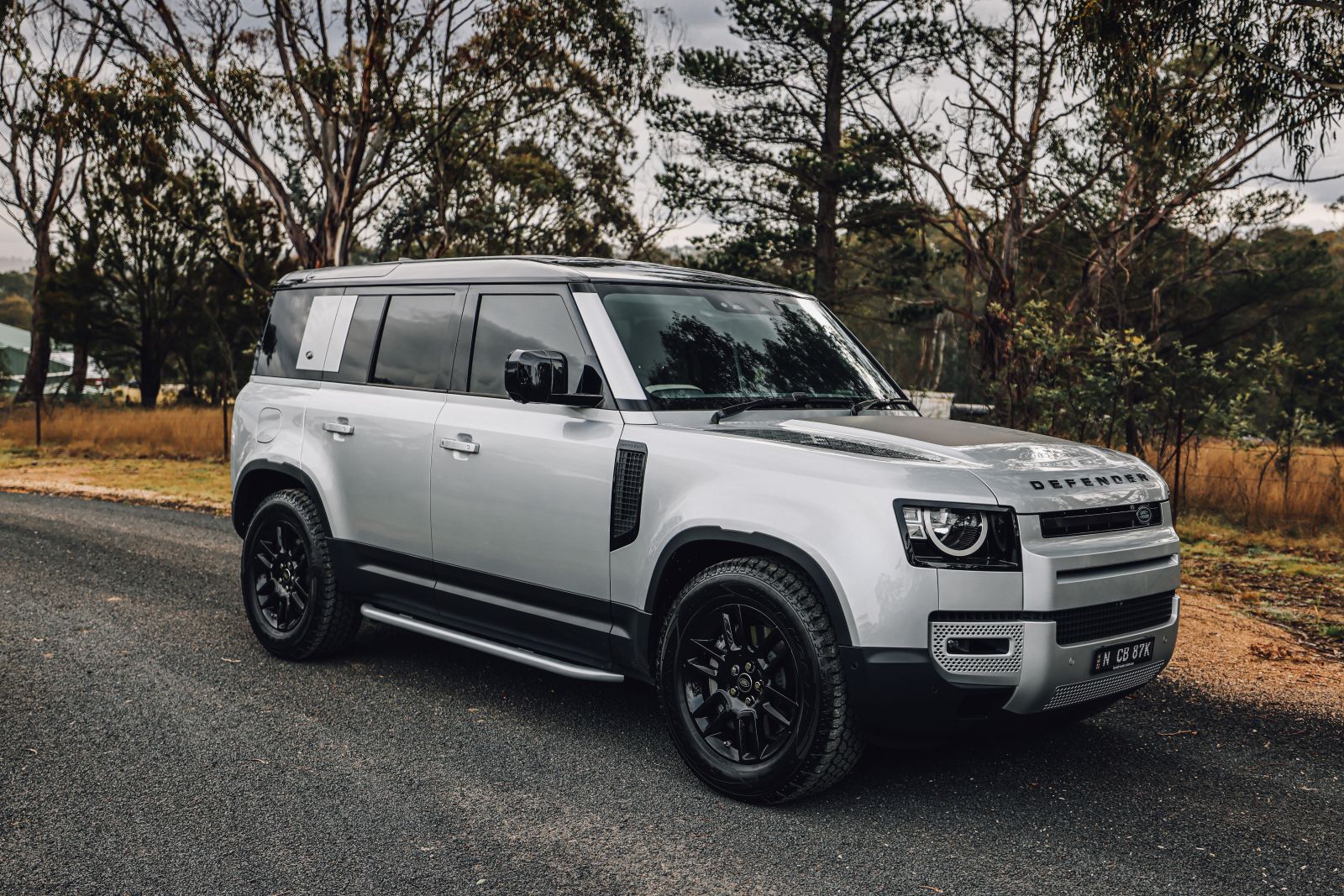 Машина land rover defender