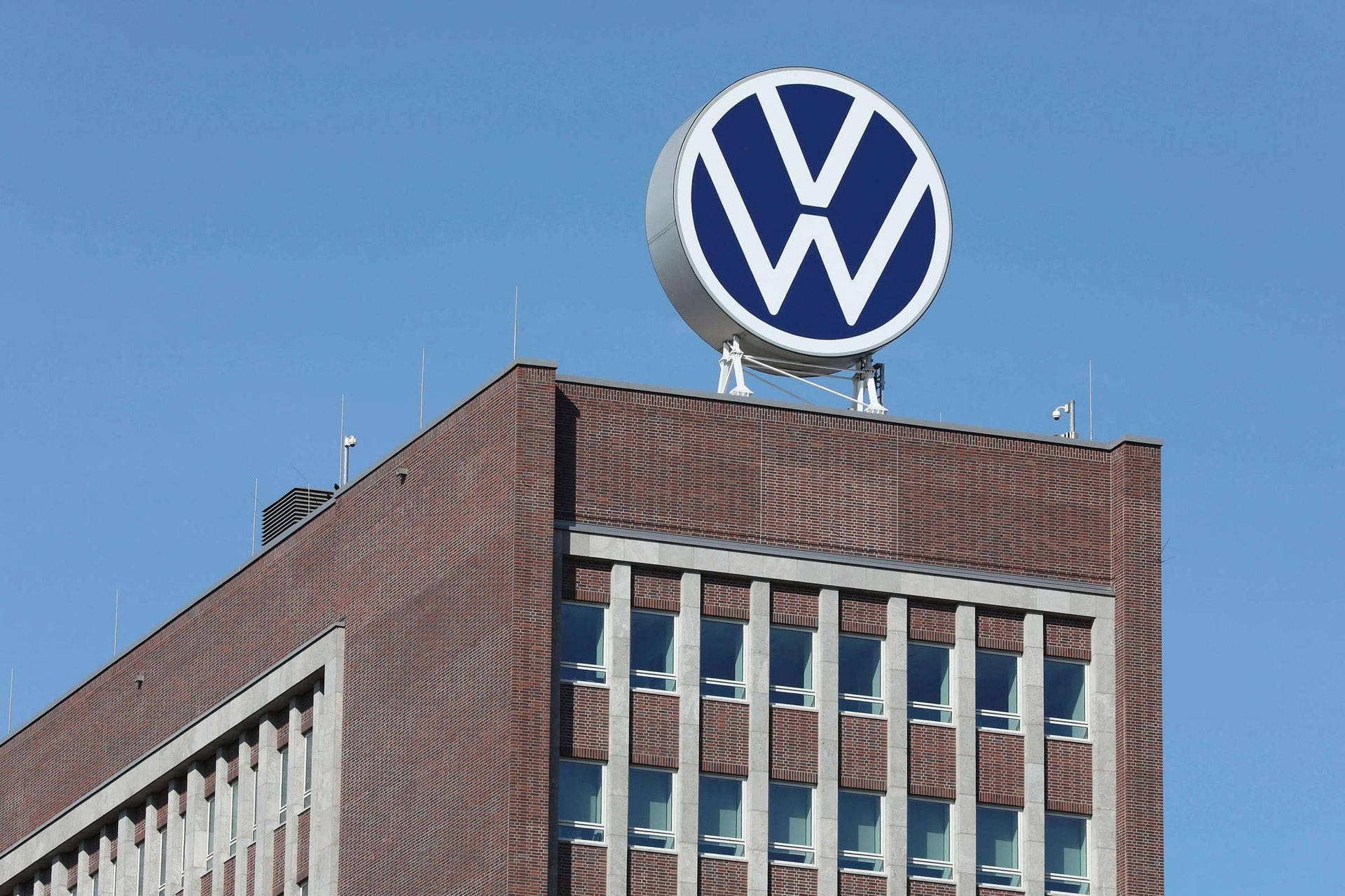 🚗💥 Volkswagen slashes lineup and production! 📉