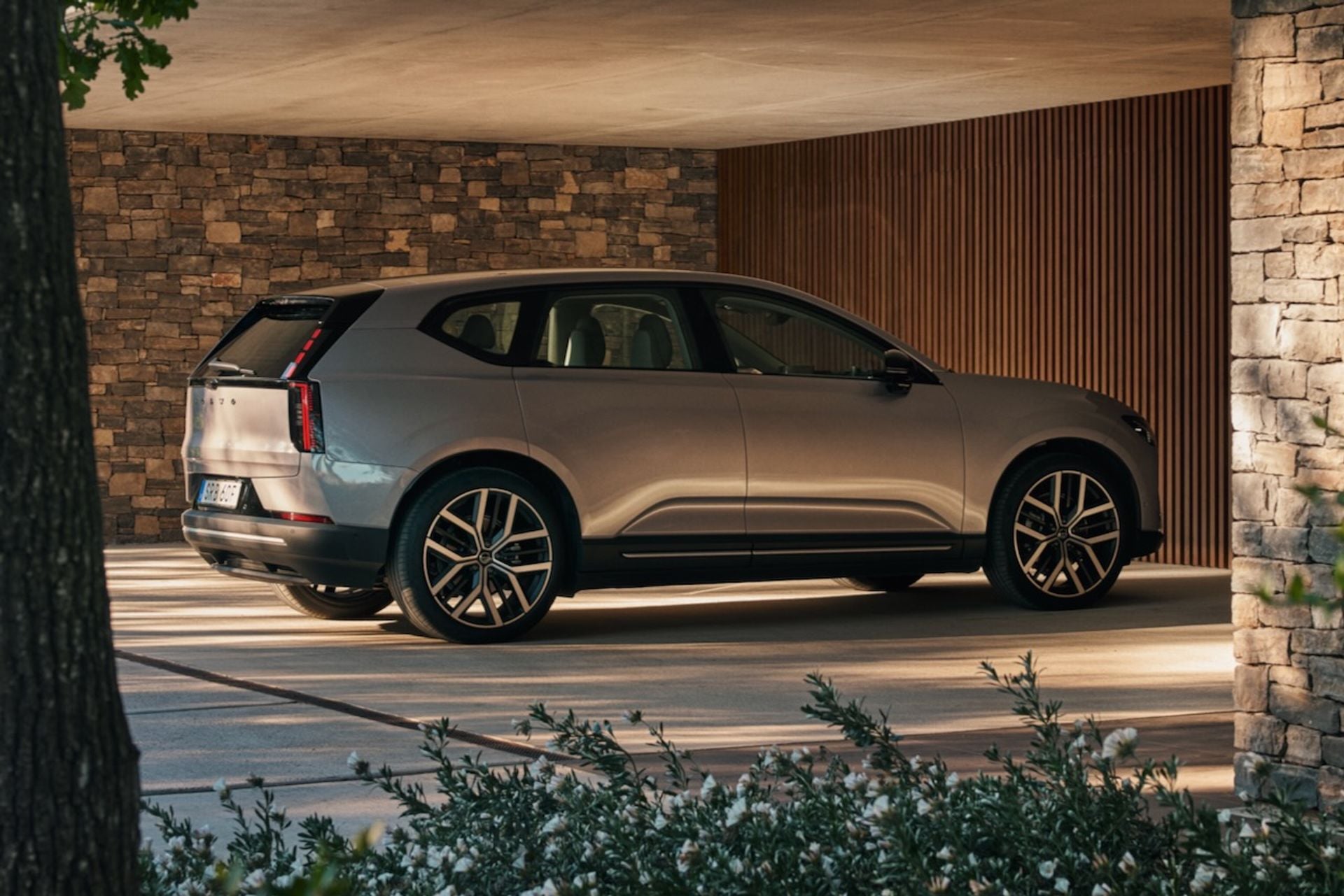2027-volvo-ex60-pricing-new-electric-suv-undercuts-audi-bmw-rivals-in