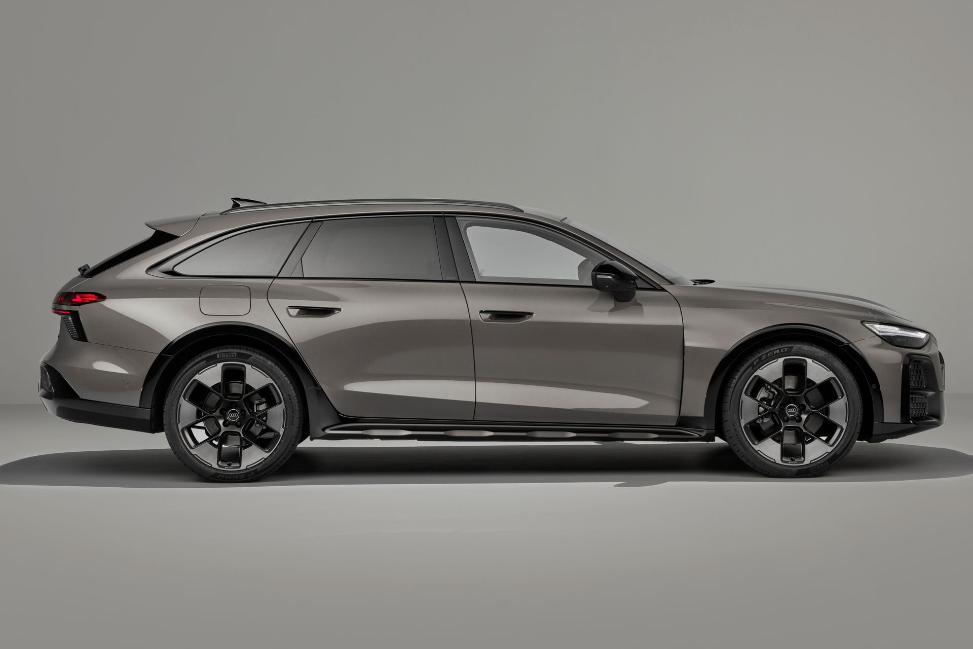 Audi A6 allroad C9 в профиль, видны диск и расширенные арки