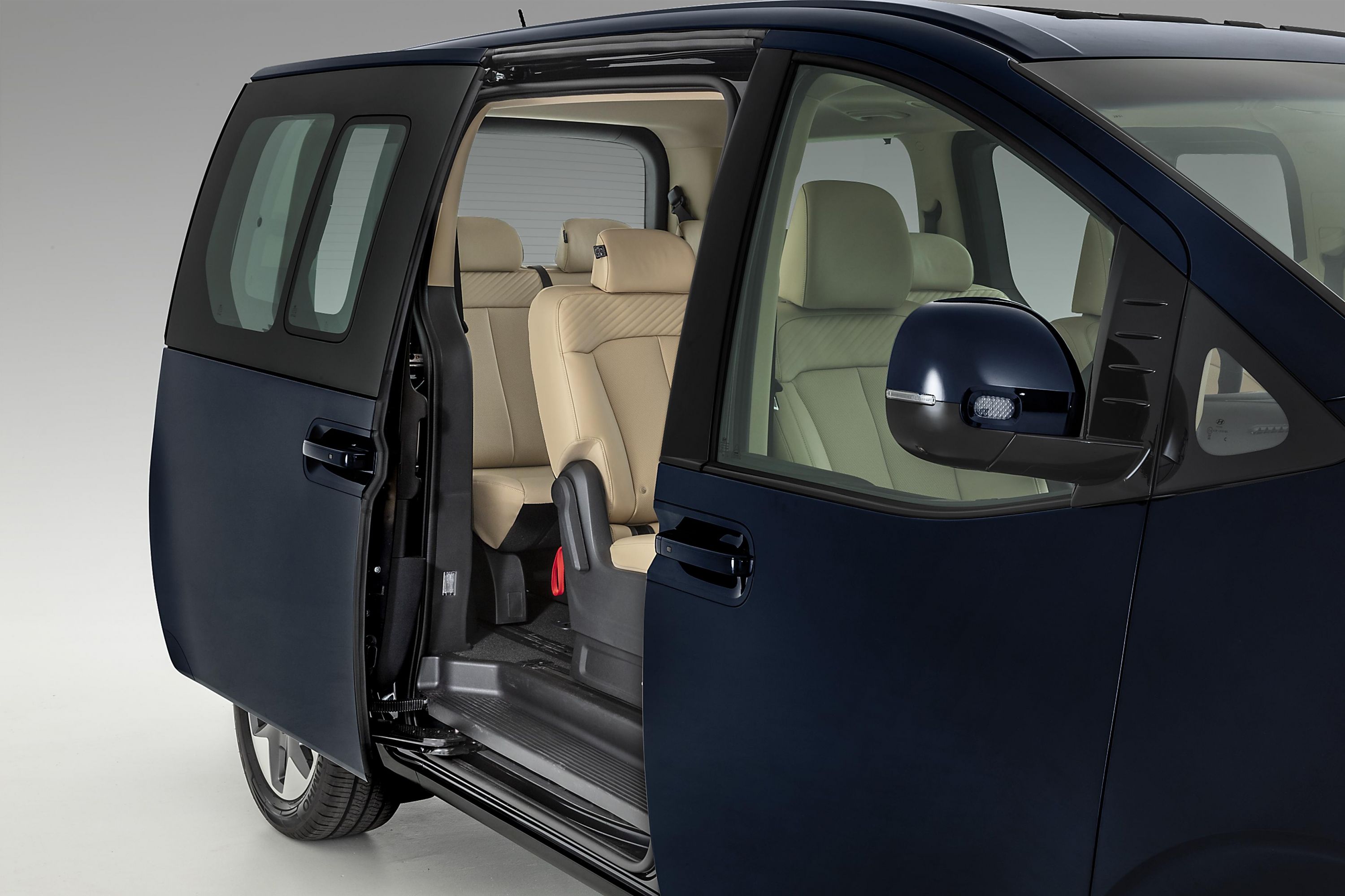 Hyundai specs its otherworldly Staria van and previews camper car