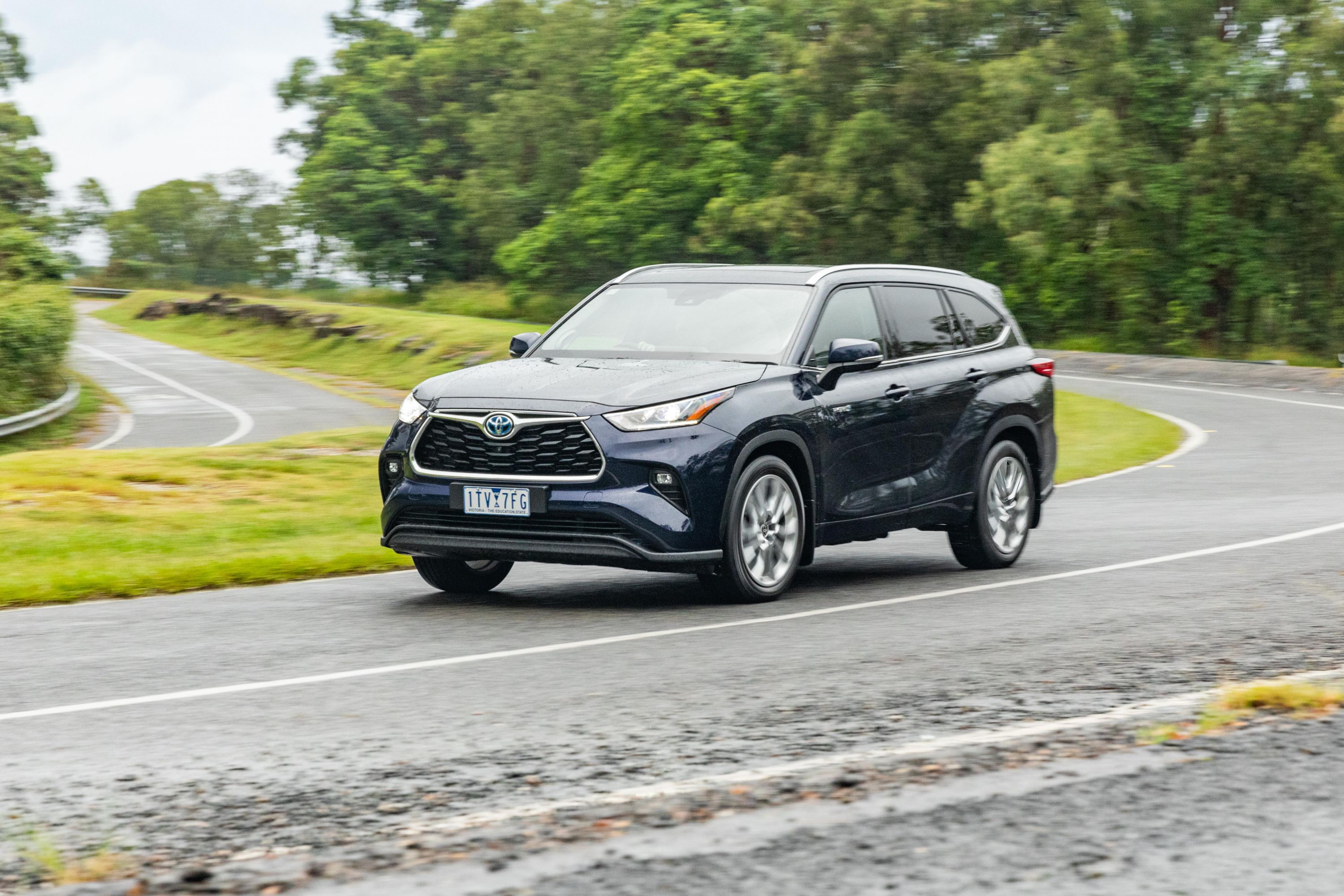 Toyota Kluger Review: क्या ये फैमिली SUV आपके पैसे वसूल कर पाएगी? पूरी जानकारी! 2 Toyota Kluger’s sleek and modern exterior with bold front grille and sharp LED headlights.