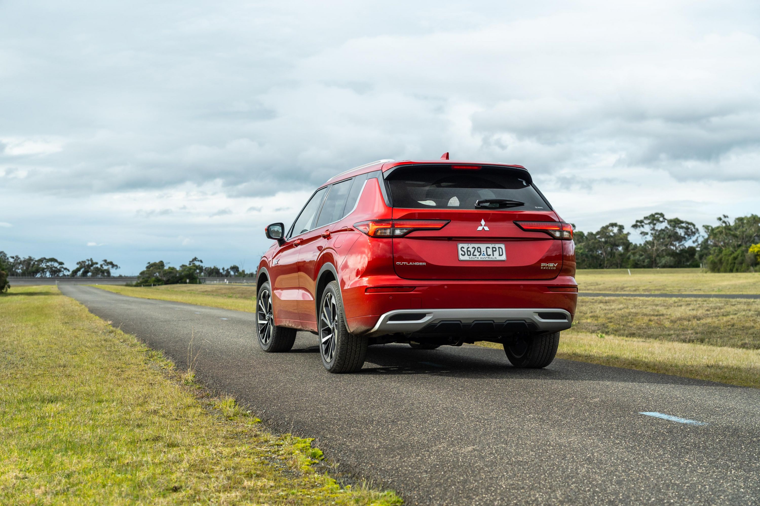 Mitsubishi Outlander PHEV 2019 review: This isn't the hybrid SUV you've  been waiting for