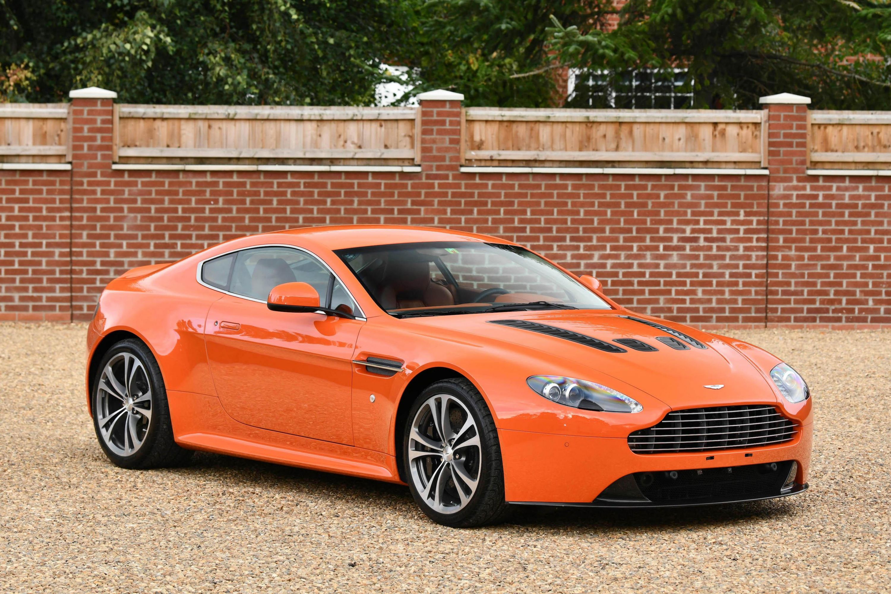 Aston Martin Vantage оранжевый