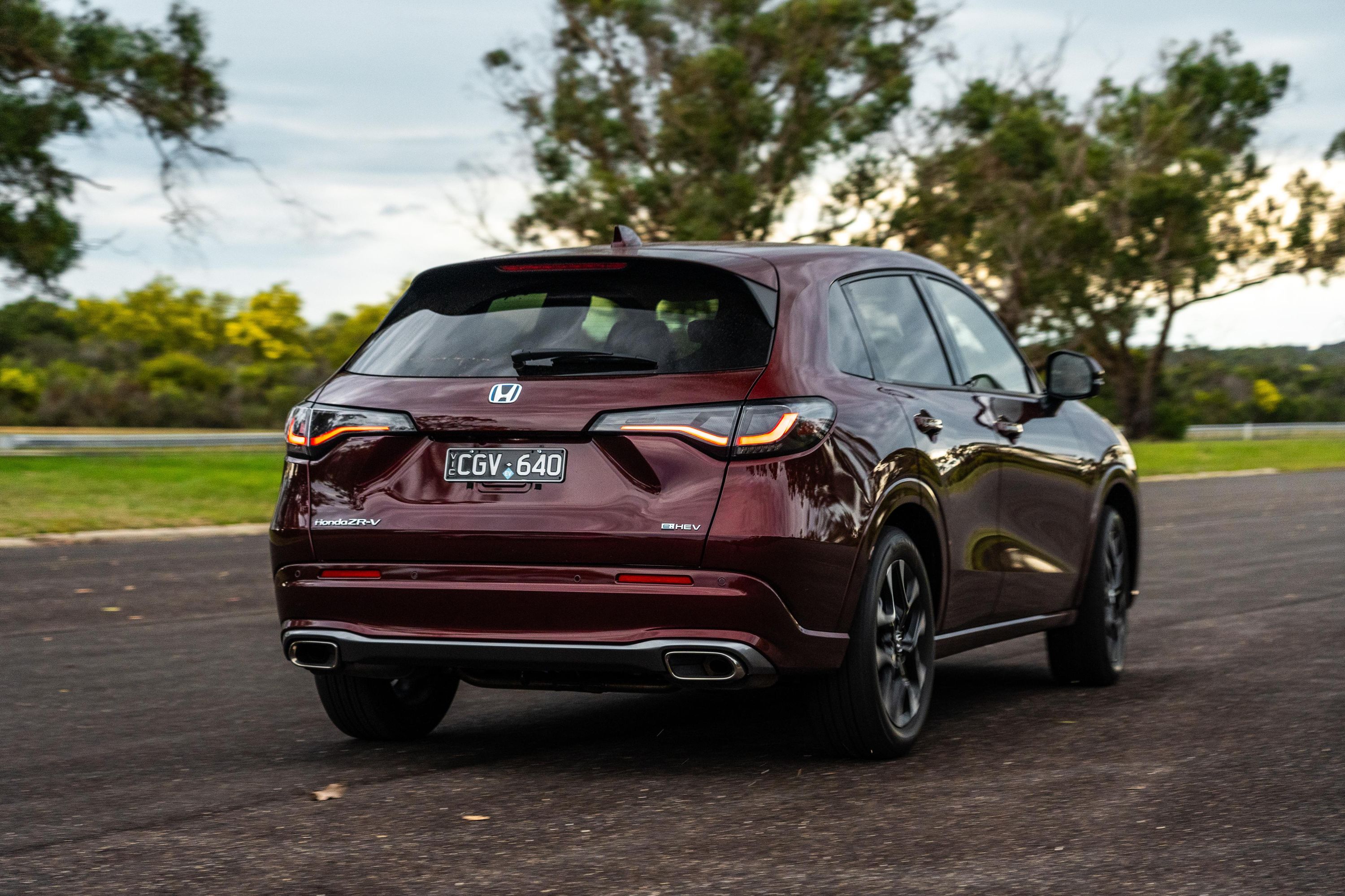 Honda ZR-V: जानिए Honda की नवीनतम मिड-साइज़ SUV का बेहतरीन अनुभव! 4 2025 Honda ZR-V exterior: sleek, aerodynamic design with modern LED headlights.