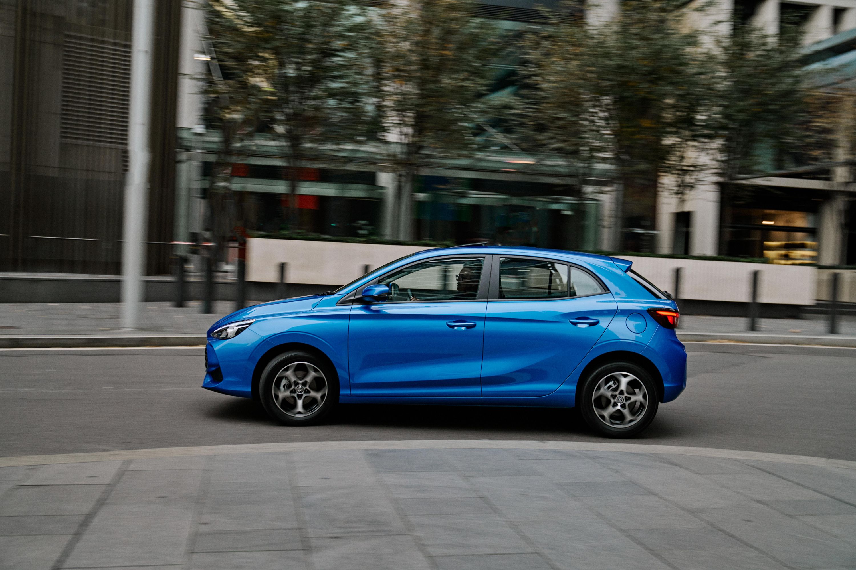 MG 3 Essence Hybrid+ परफॉरमेंस रिव्यू: क्या यह प्रतिद्वंद्वियों को टक्कर दे पाएगी? 4 MG 3 Essence Hybrid+ bold modern exterior design