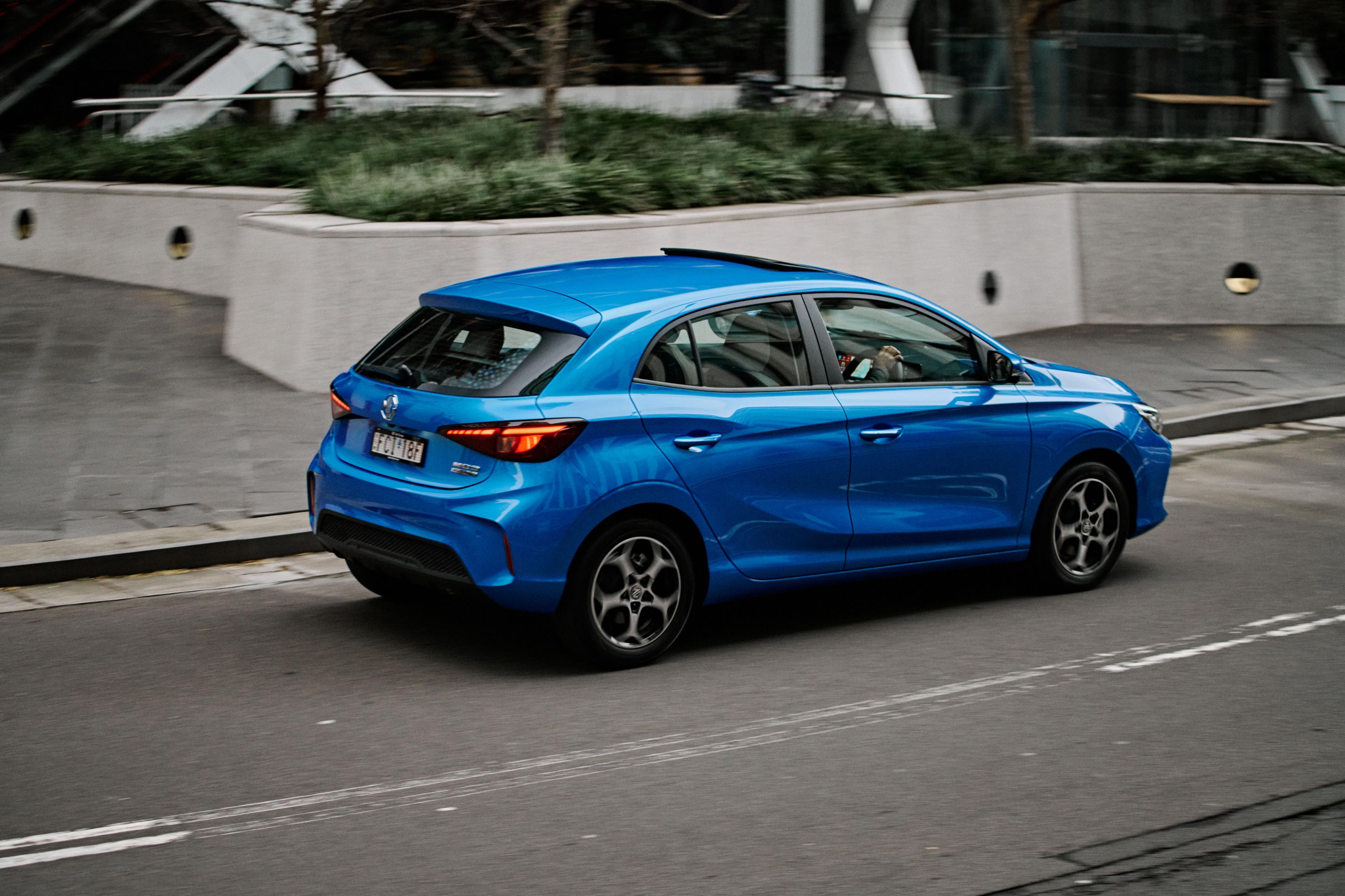 MG 3 Essence Hybrid+ परफॉरमेंस रिव्यू: क्या यह प्रतिद्वंद्वियों को टक्कर दे पाएगी? 2 MG 3 Essence Hybrid+ sleek exterior design