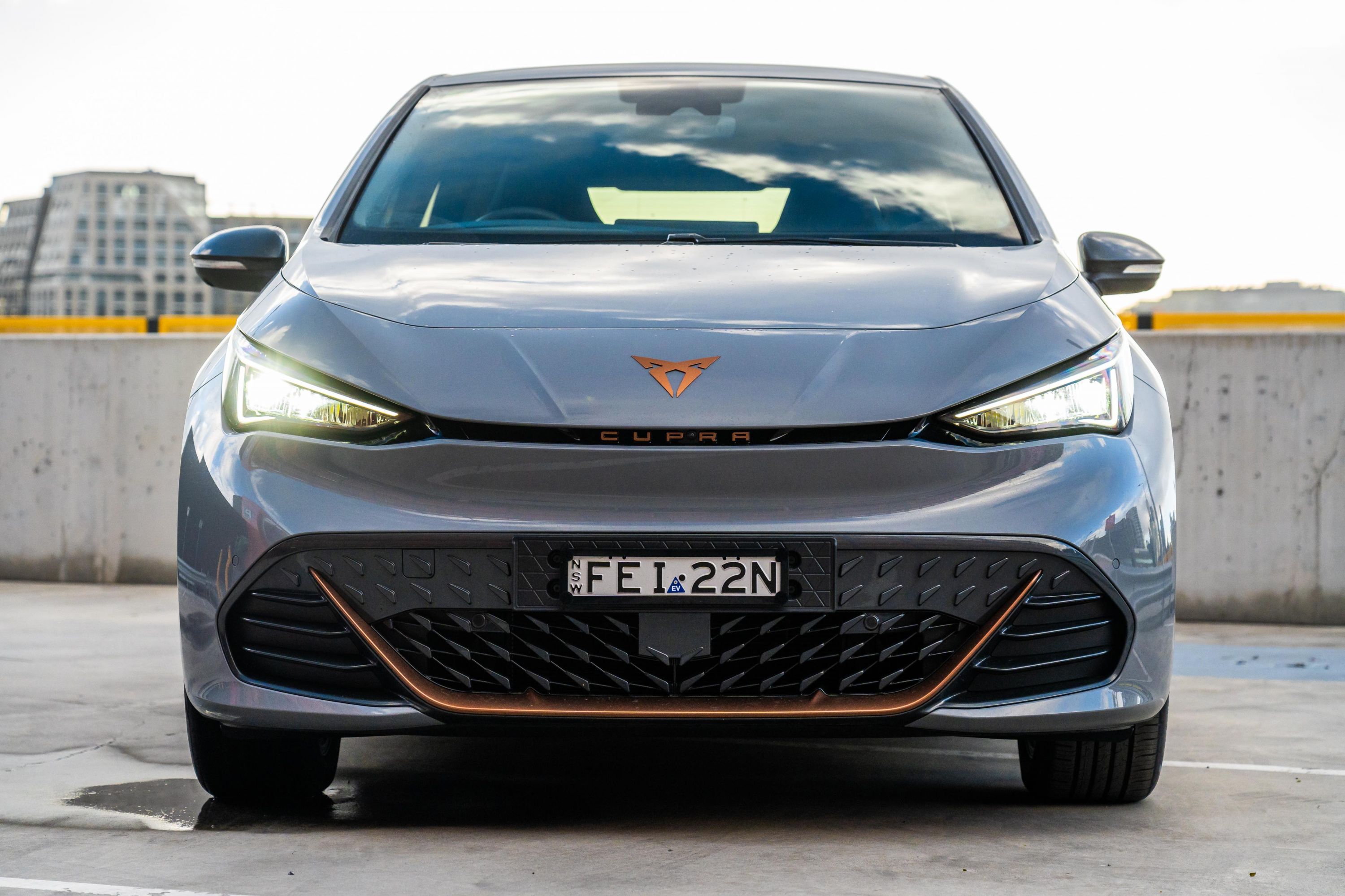 Cupra Born Review: इलेक्ट्रिक वाहन का अद्भुत अनुभव, जानें इसकी खूबियाँ! 7 Cupra Born bold exterior style