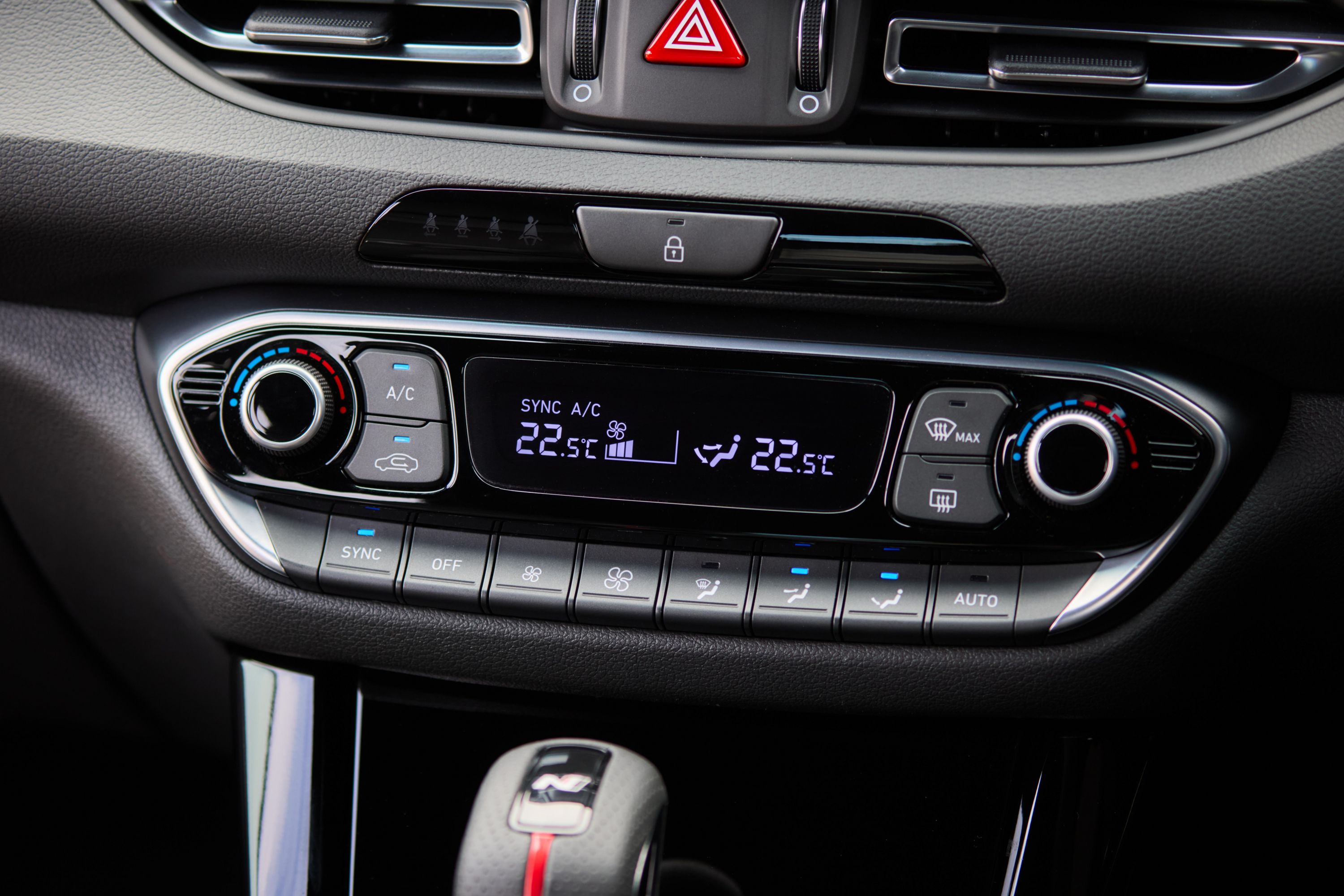 https://images.carexpert.com.au/resize/3000/-/app/uploads/2024/09/2025-Hyundai-i30-N-Line-Premium-hatch-25.jpg?_gl=1*11mznep*_gcl_au*MTQwOTc2NTE1NC4xNzQ0ODAwNjQw