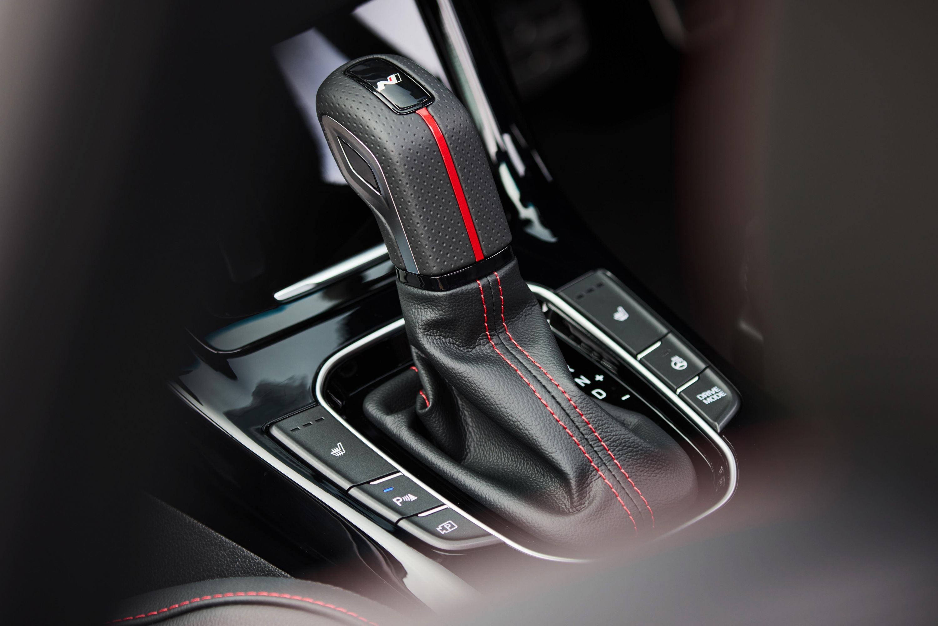 https://images.carexpert.com.au/resize/3000/-/app/uploads/2024/09/2025-Hyundai-i30-N-Line-Premium-hatch-28.jpg?_gl=1*11mznep*_gcl_au*MTQwOTc2NTE1NC4xNzQ0ODAwNjQw