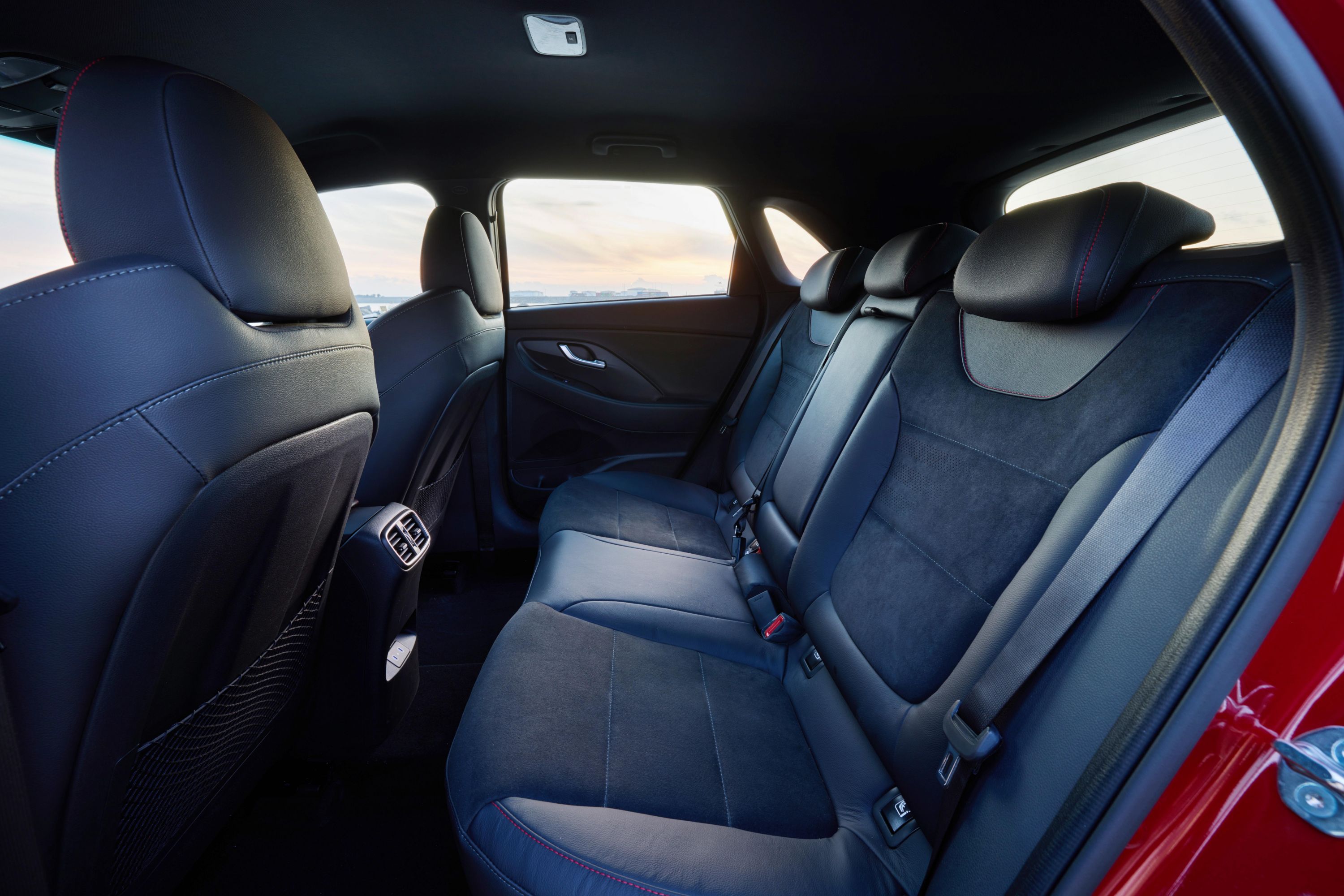 https://images.carexpert.com.au/resize/3000/-/app/uploads/2024/09/2025-Hyundai-i30-N-Line-hatch-24.jpg?_gl=1*11mznep*_gcl_au*MTQwOTc2NTE1NC4xNzQ0ODAwNjQw