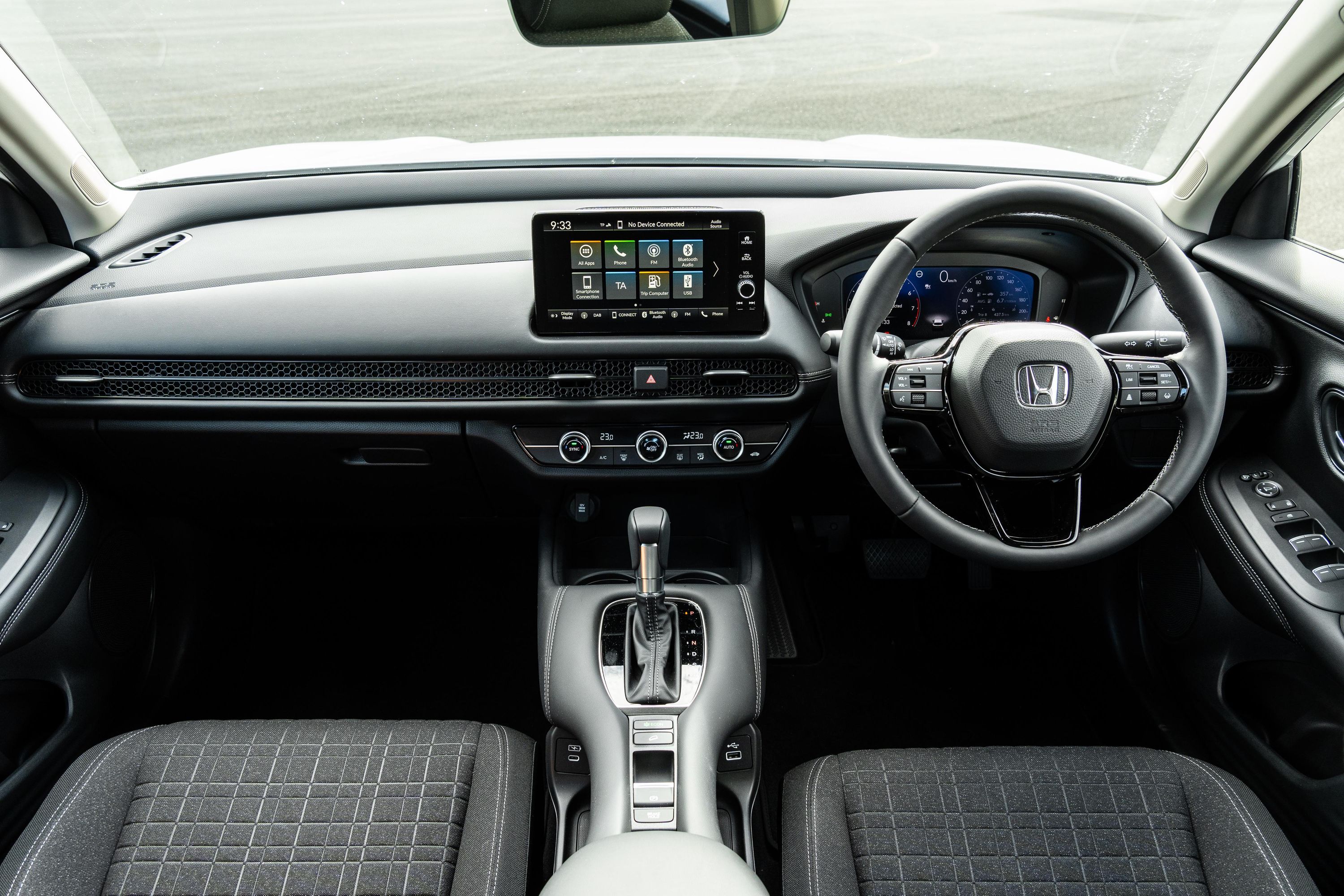 Honda ZR-V: जानिए Honda की नवीनतम मिड-साइज़ SUV का बेहतरीन अनुभव! 3 2025 Honda ZR-V interior: sleek, modern cabin.