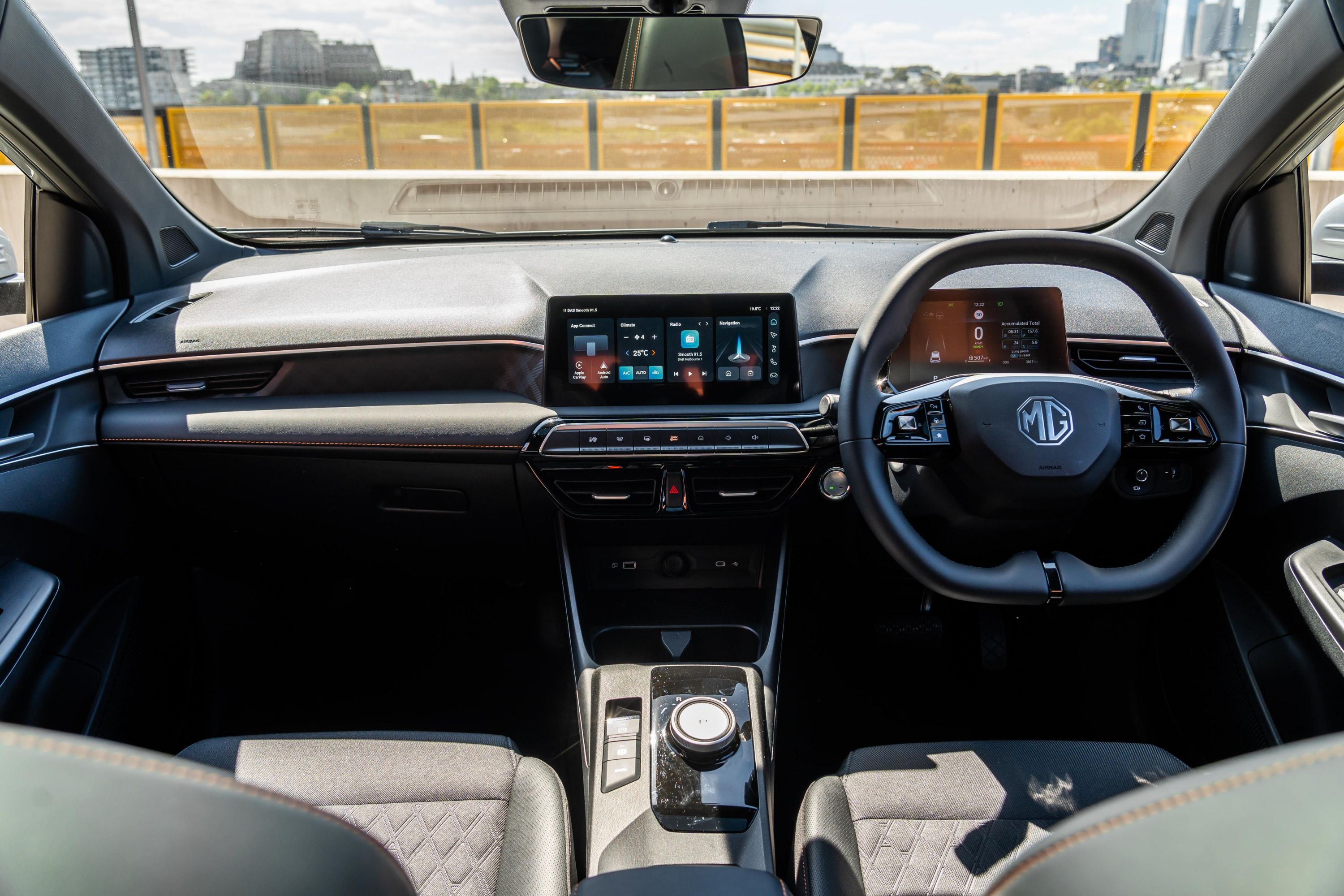 MG 3 Essence Hybrid+ परफॉरमेंस रिव्यू: क्या यह प्रतिद्वंद्वियों को टक्कर दे पाएगी? 3 MG 3 Essence Hybrid+ interior modern premium design