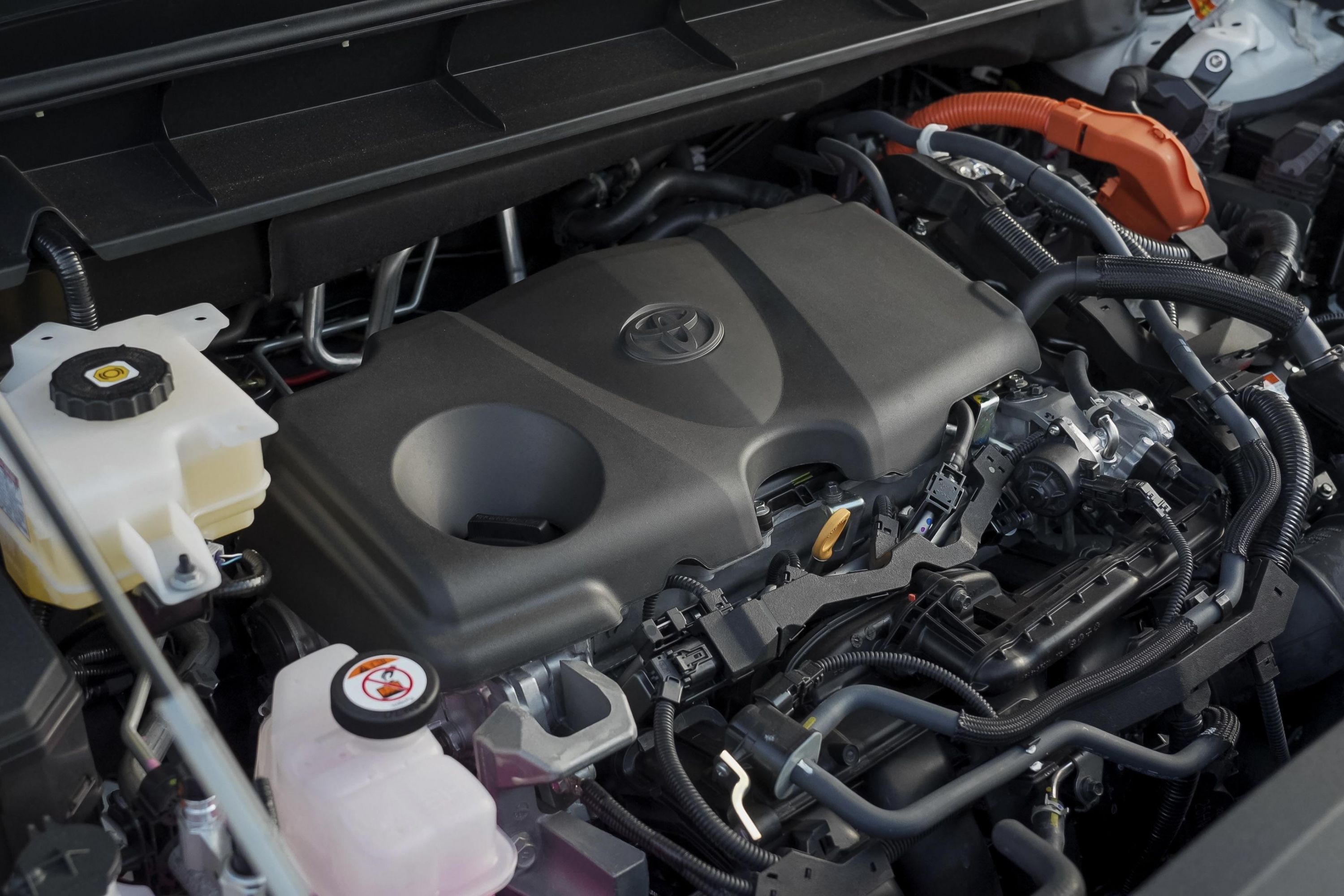 Toyota Kluger Review: क्या ये फैमिली SUV आपके पैसे वसूल कर पाएगी? पूरी जानकारी! 4 Toyota Kluger powerful engine design