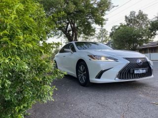 2020 Lexus ES300h Review