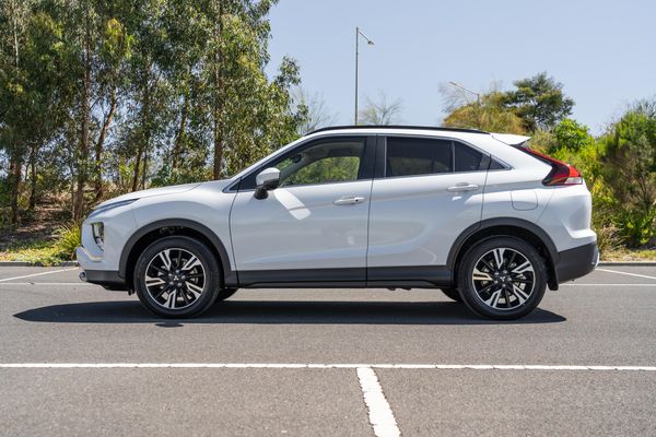 2021 Mitsubishi Eclipse Cross Aspire v Mazda CX-5 Maxx Sport comparison