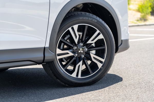 2021 Mitsubishi Eclipse Cross Aspire v Mazda CX-5 Maxx Sport comparison