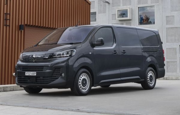 Hero image of a new Peugeot Expert available with CarExpert deals.