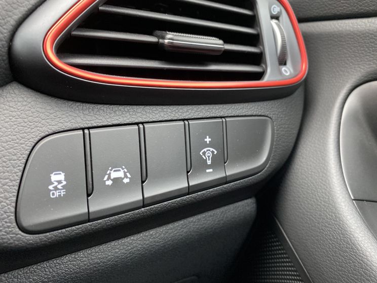 2020 Hyundai i30 v Toyota Corolla