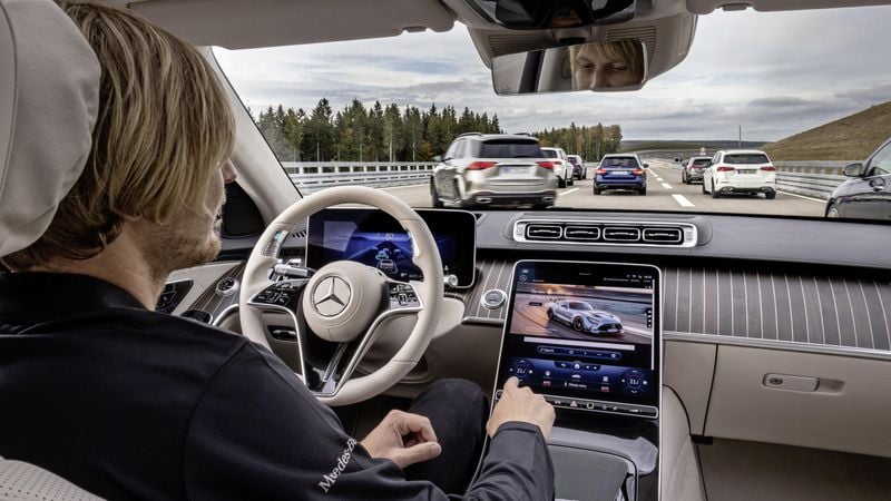 Mercedes-Benz EQS Hero