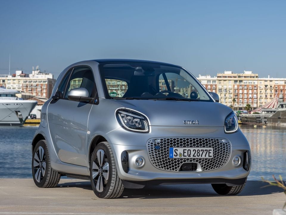 smart EQ fortwo, coupe, cool silver, prime line, interior black fabric with grey topstitching; smart EQ fortwo, coupe: Stromverbrauch kombiniert, 4,6 kW-Bordlader, (kWh/100 km), 16,5-15,2; CO2-Emission kombiniert (g/km) 0* // Stromverbrauch kombiniert, 22 kW-Bordlader, (kWh/100 km), 15,2-14,0; CO2-Emission kombiniert (g/km) 0*
smart EQ fortwo, coupe, cool silver, prime line, interior black fabric with grey topstitching; smart EQ fortwo, coupe: Combined power consumption, 4.6 kW on-board charger, (kWh/100 km), 16.5-15.2; Combined CO2 emissions (g/km) 0* // Combined power consumption, 22 kW on-board charger, (kWh/100 km), 15.2-14.0; Combined CO2 emissions (g/km) 0*