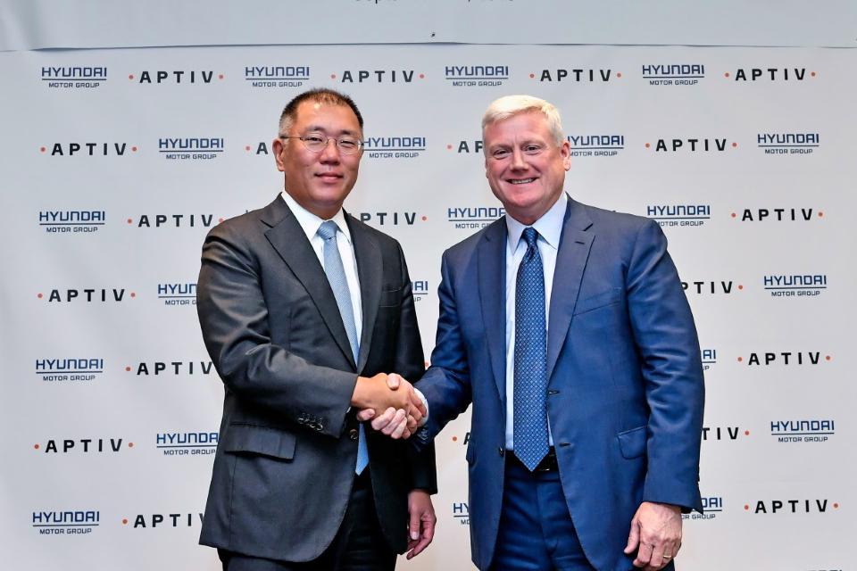 Hyundai chairman Euisun Chung and Aptiv CEO Kevin Clark