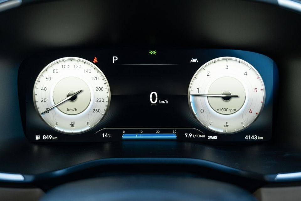12.3-inch digital instrument cluster (Highlander)