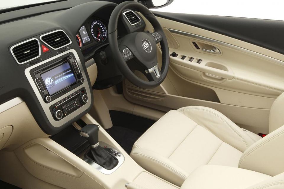 Volkswagen Eos pre-facelift interior