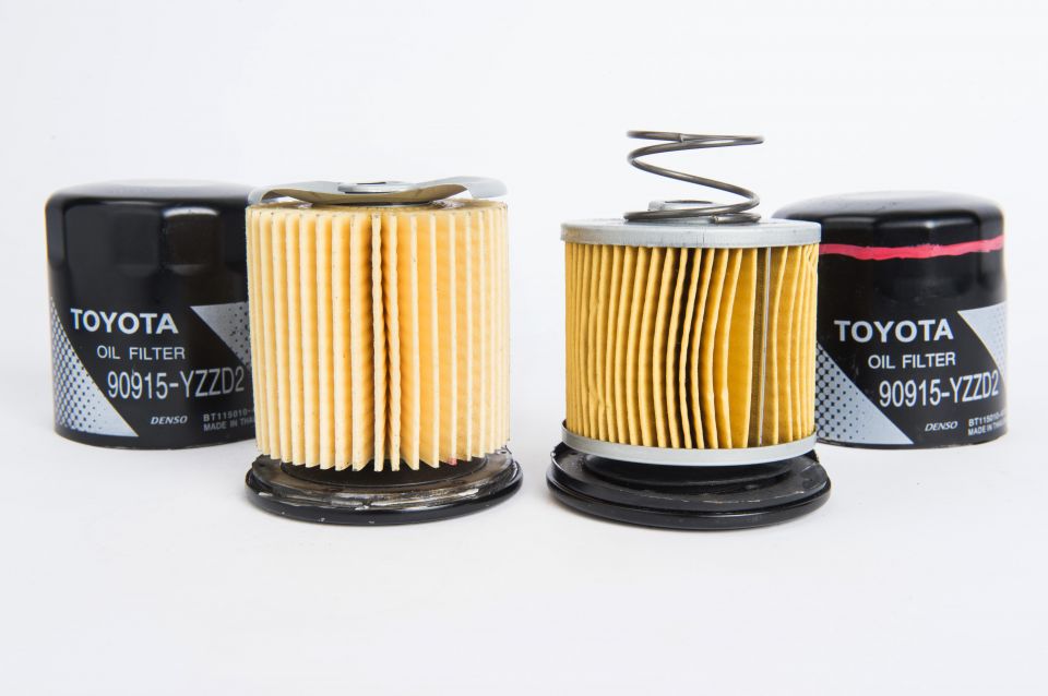 Genuine oil filter (left), counterfeit oil filter (right)