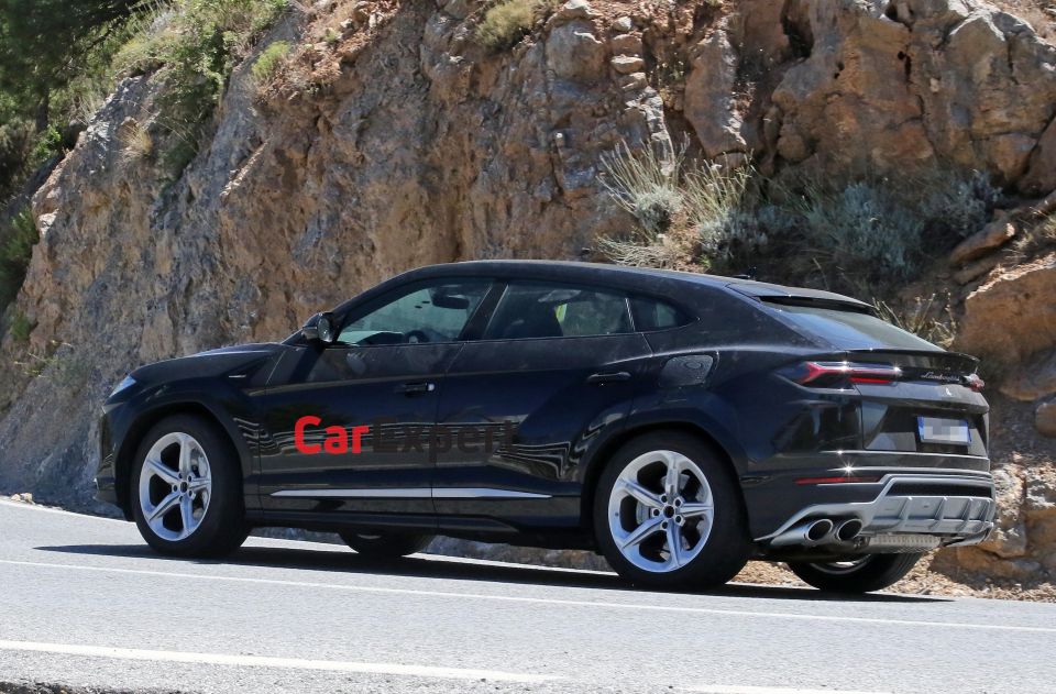Urus PHEV spied prototype