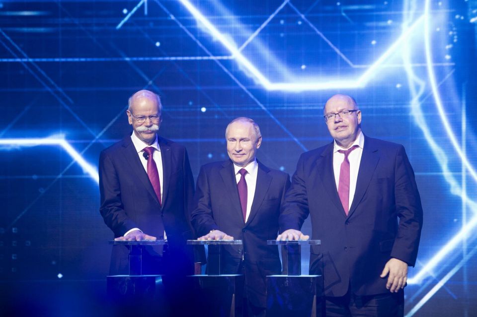 Former CEO Dieter Zetsche and Vladimir Putin during happier times