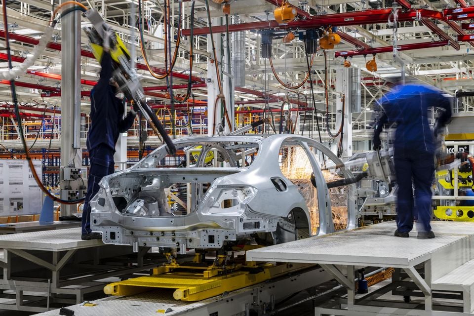 Mercedes-Benz Cars startet die Produktion im neuen Pkw-Werk Moscovia mit dem Anlauf der Mercedes-Benz E-Klasse Limousine für den lokalen Markt. 

Mercedes-Benz Cars is starting production for the local market in the new passenger car plant Moscovia with the Mercedes-Benz E-Class Saloon.