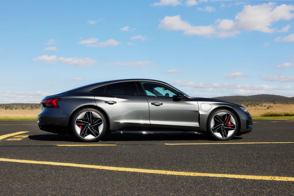 “Experimenting” Audi’s e-tron GT