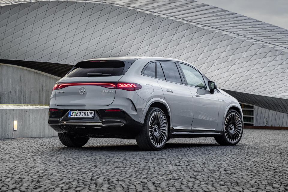 Mercedes-AMG EQE 53 4MATIC+ SUV (overseas models shown)