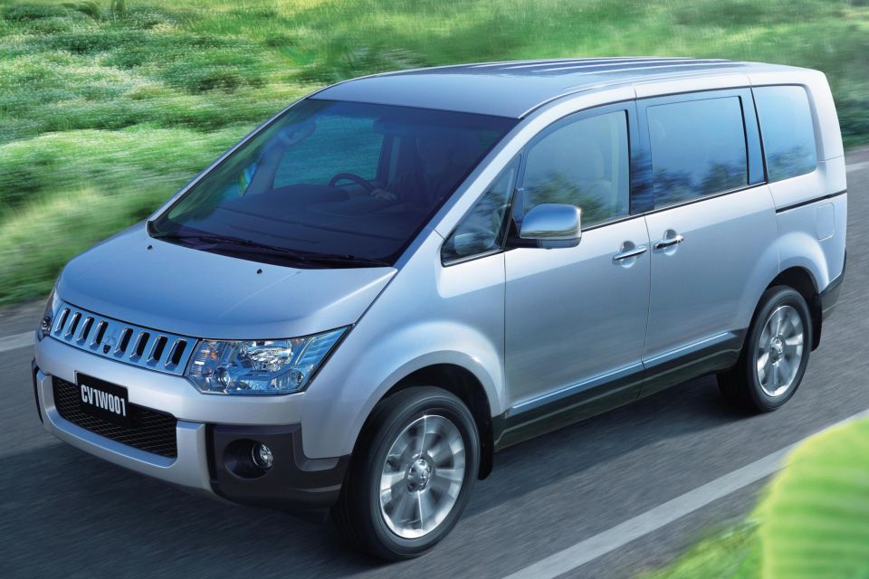 Pre-facelift Delica D:5