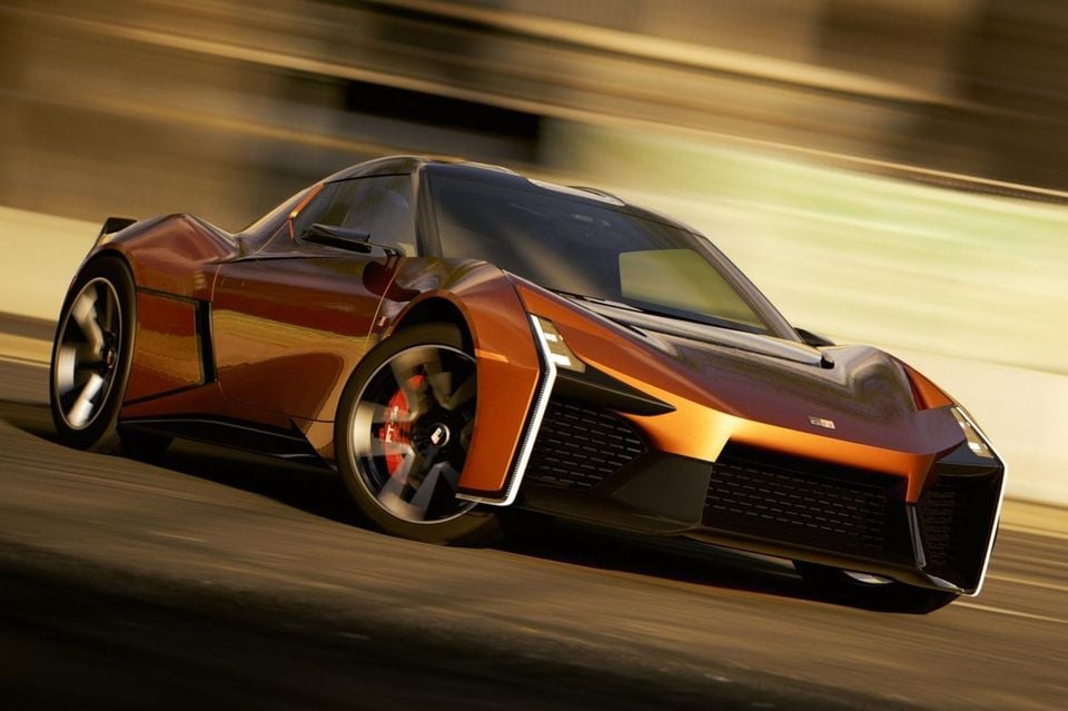 Um carro esportivo conceito Toyota FT-Se laranja visto do ângulo frontal, dirigindo em uma pista com desfoque de movimento ao fundo.