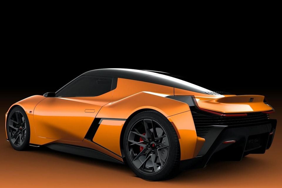 Um carro esportivo conceito Toyota FT-Se laranja visto de um ângulo traseiro de três quartos contra um fundo escuro de estúdio