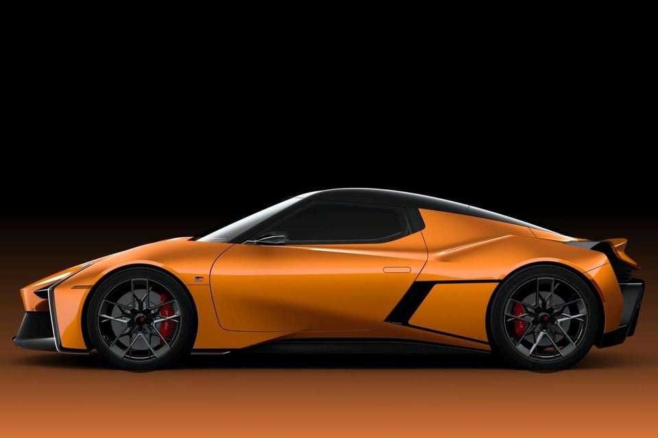 Um carro esportivo conceito Toyota FT-Se laranja mostrado de lado contra um fundo escuro de estúdio