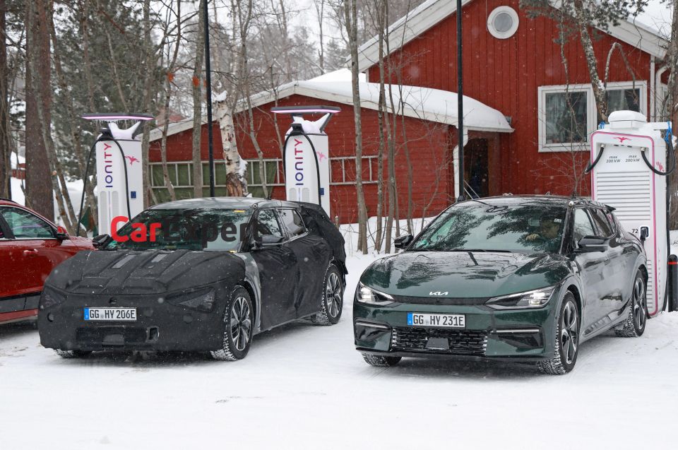 Camouflaged new EV6 (left), current model (right)